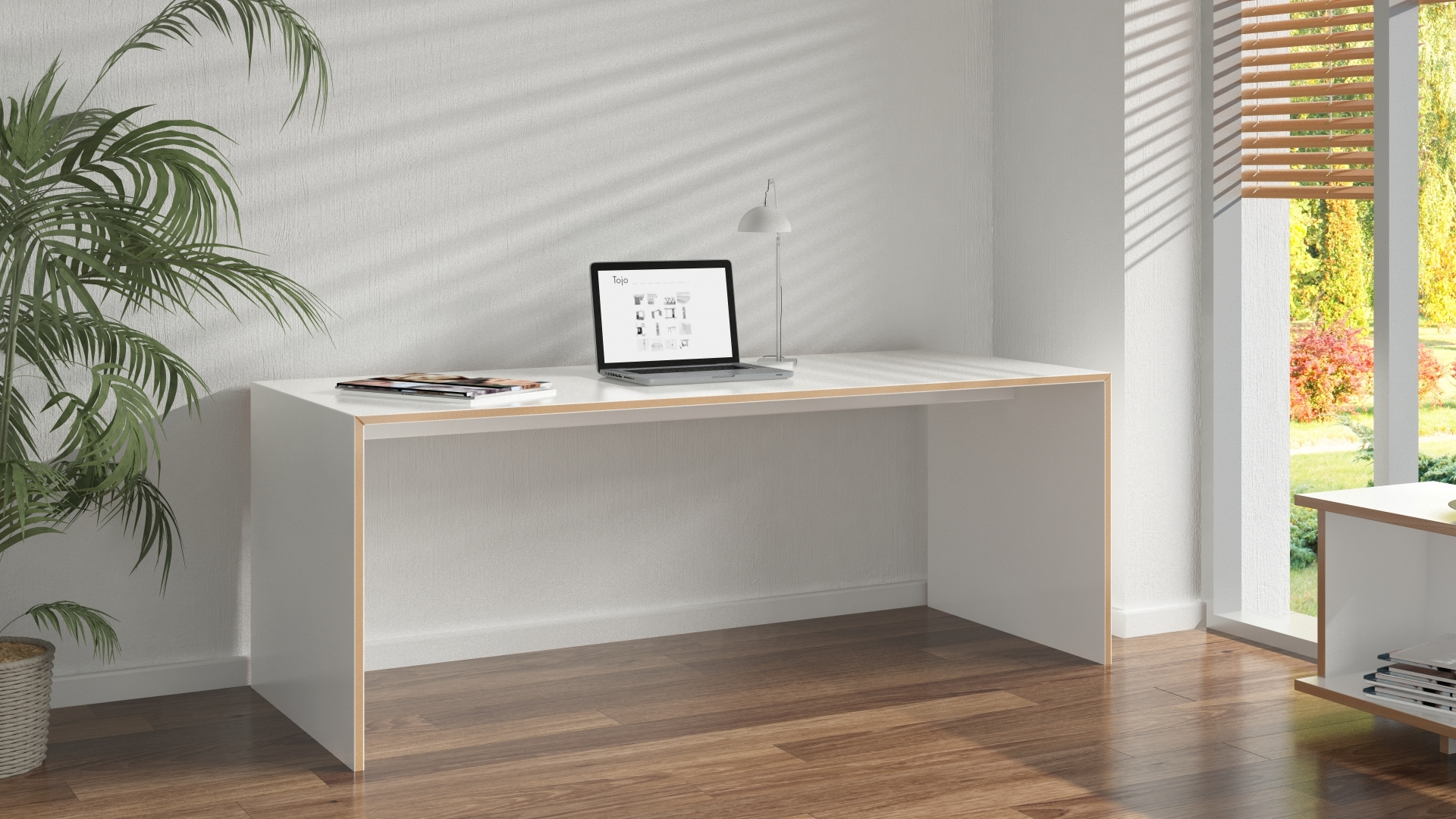 Weißer Tojo Schreibtisch groß mit Laptop und Lampe im hellen Arbeitszimmer. Moderner Bürotisch.