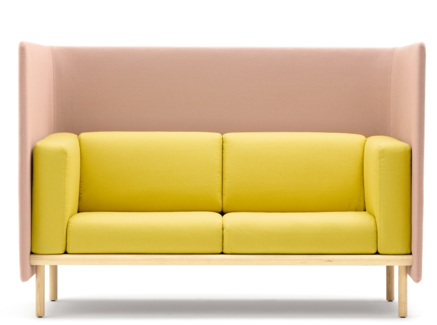 Cor Floater Sofa, gelber 2-Sitzer mit hohem, rosafarbenem Rückenteil und hellem Holzgestell.