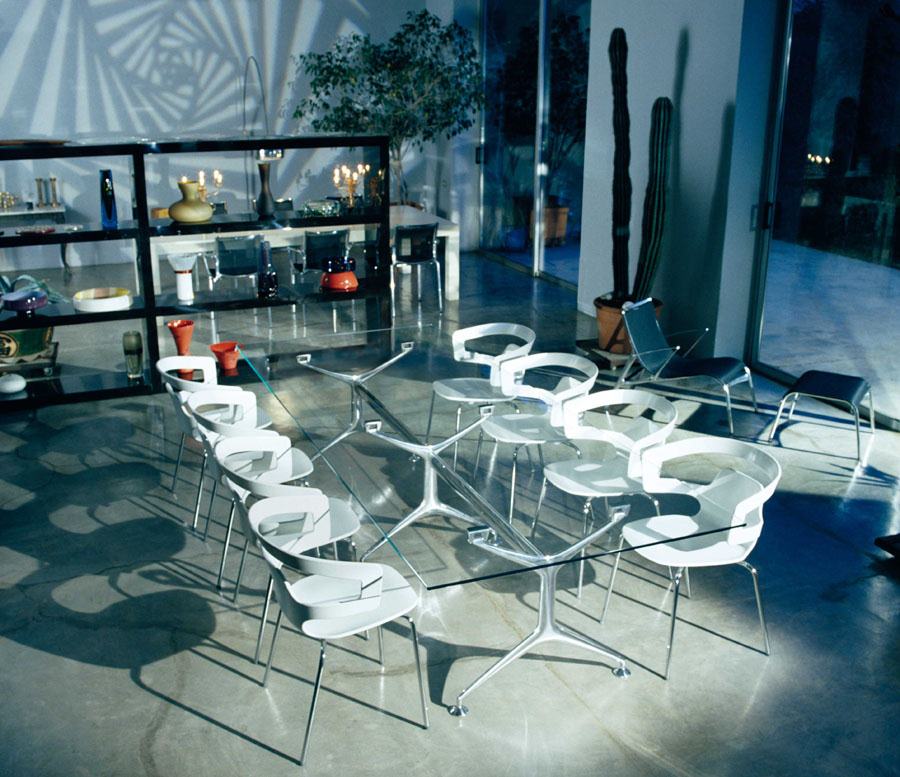 Innenaufnahme mit Esstisch aus Glas und weißen Segesta Chair 500 Stühlen, modernes Design für Esszimmer und Wohnbereich.
