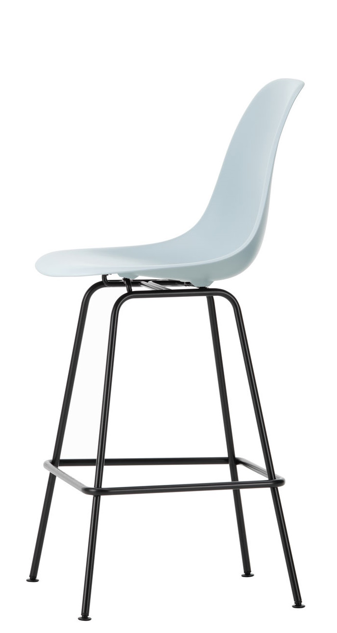 Eames Plastic Bar Stool von Vitra in Hellblau mit schwarzem Metallgestell, seitliche Ansicht.