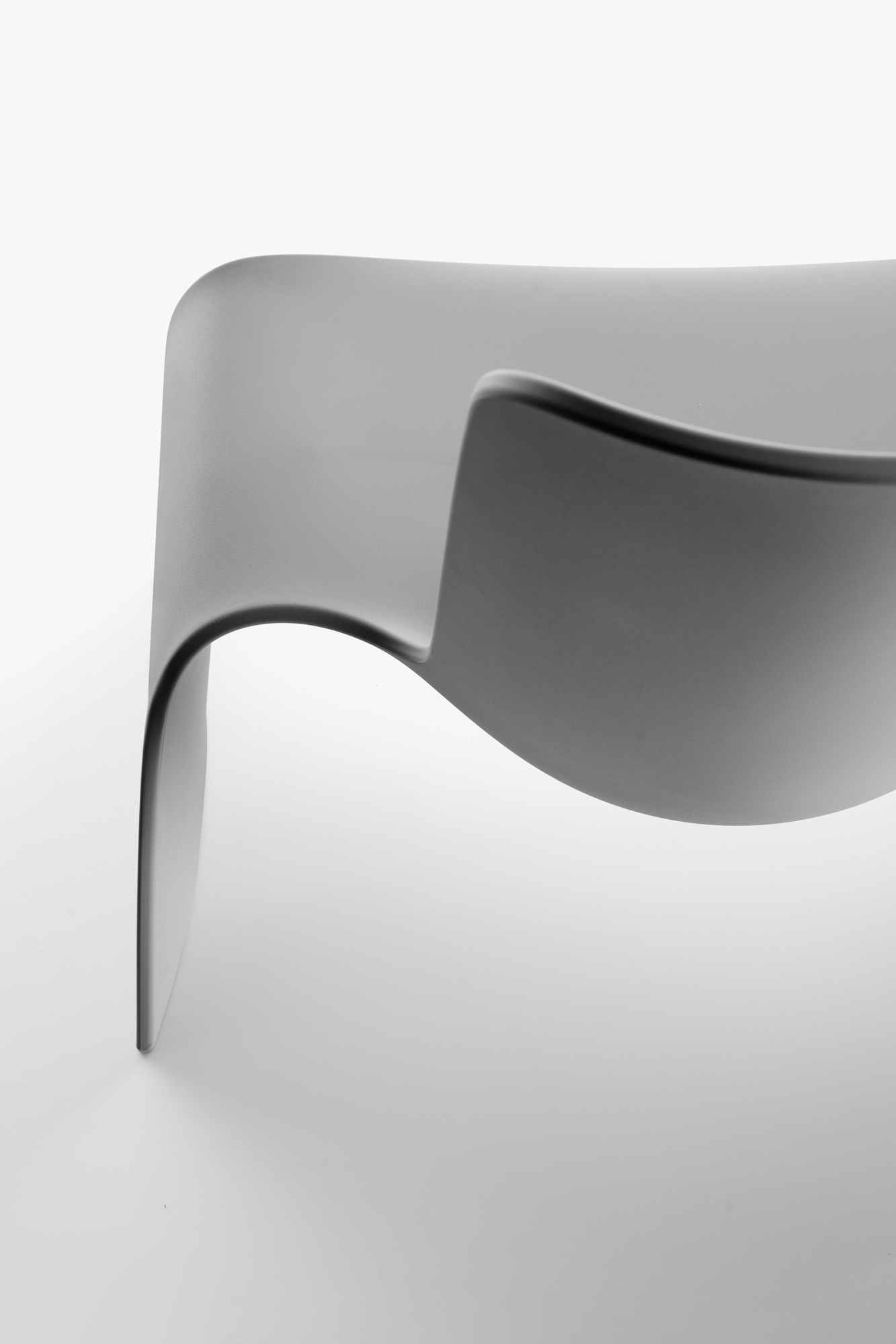 Detailaufnahme des modernen Land Lounge Chair Sessels Plank, minimalistisches Design, graue Farbe.