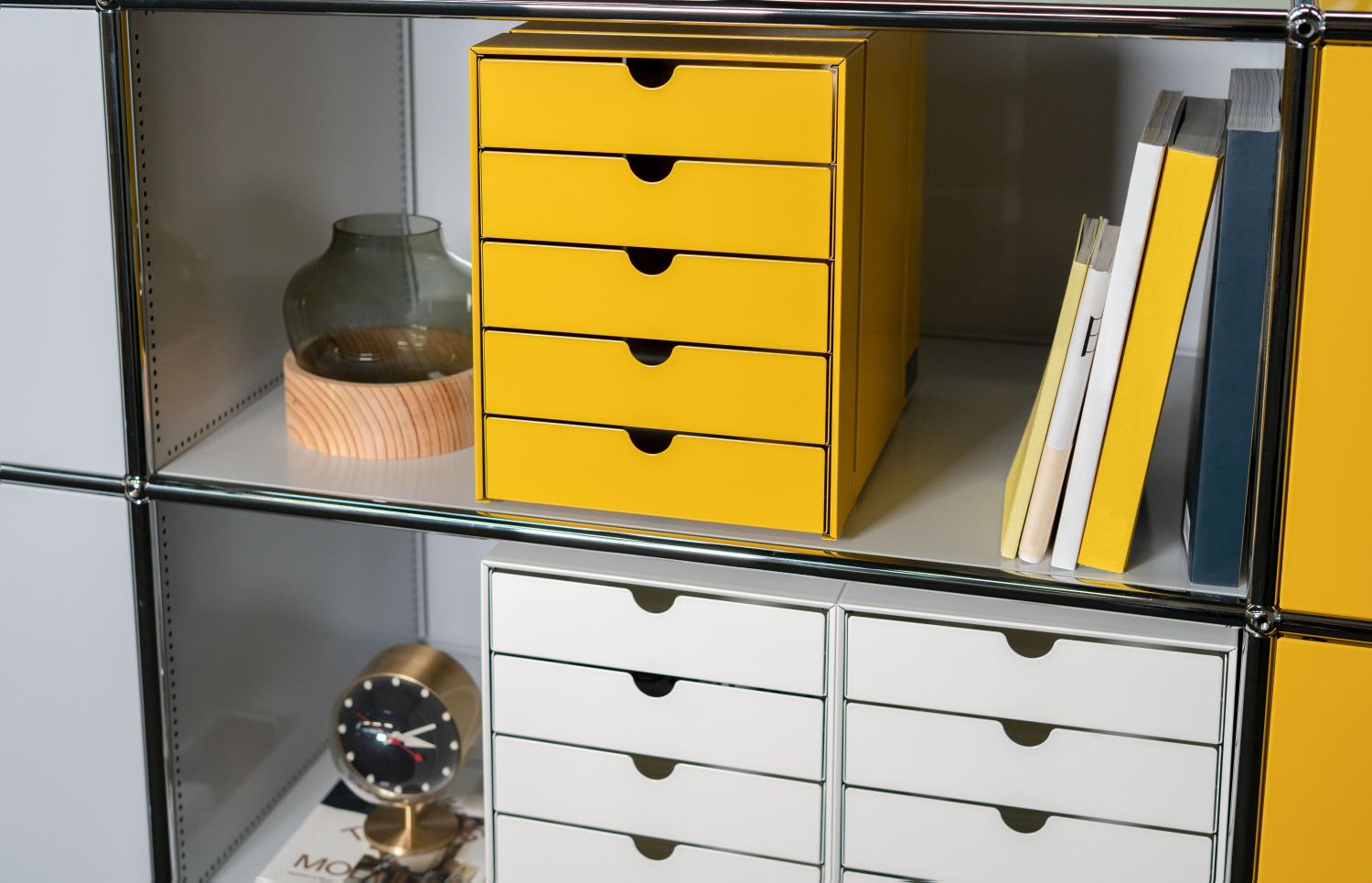 USM Haller Inos Kastenset C4 mit 5 gelben Schalen geschlossen im Home Office Regal.