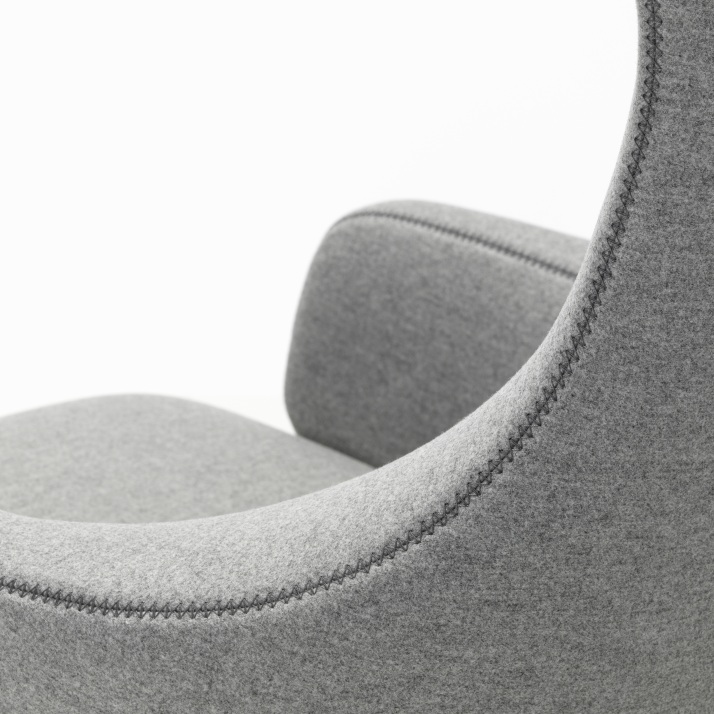 Detailaufnahme des Vitra Grand Repos Sessels in Kieselstein-Grau, Bezug aus Cosy Stoff.