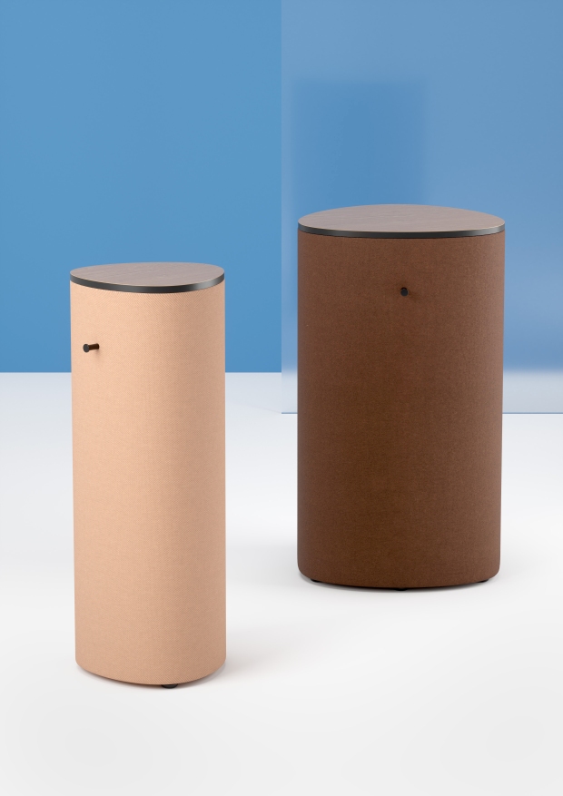 Cascando Pully Pillar Stehtische in Beige und Braun vor blauem Hintergrund.