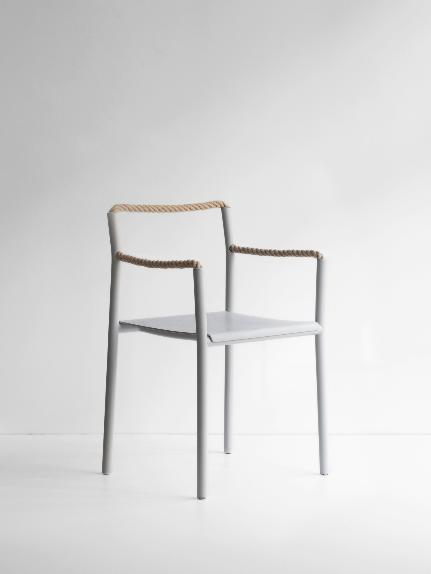 Artek Rope Chair Stuhl, graues Metallgestell mit Seil umwickelten Armlehnen und Rückenlehne, minimalistisches Design.