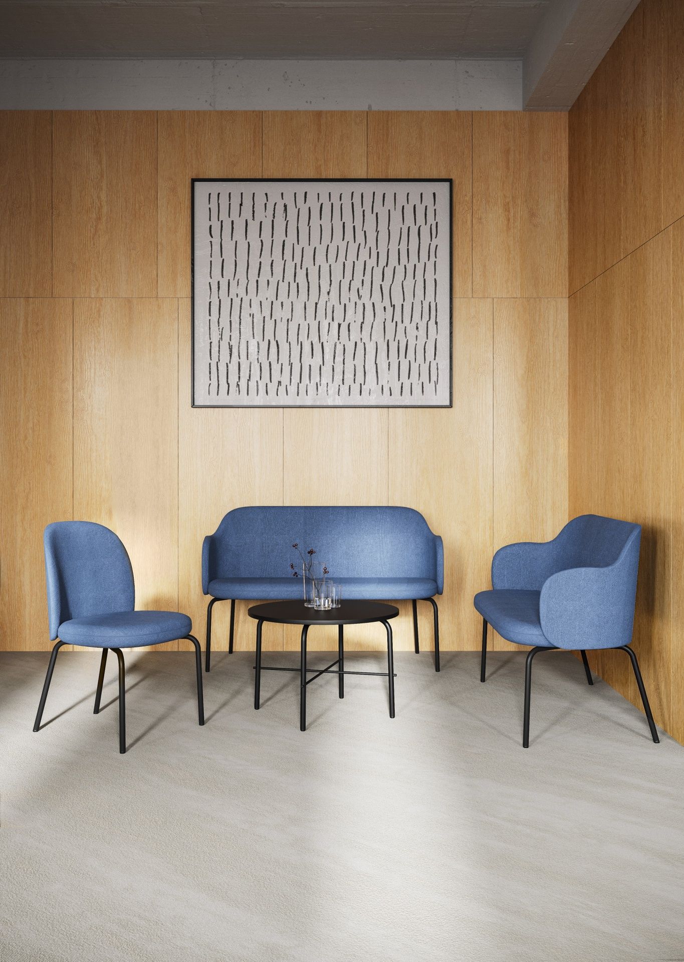 Flos FS KP 215 Stuhl und Sofa von Bejot in blau vor einer Holzwand.