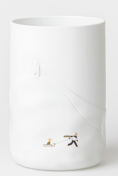 Weiße Schneetag Vase mit Illustration eines Mannes, der einen Hund auf einem Schlitten zieht.