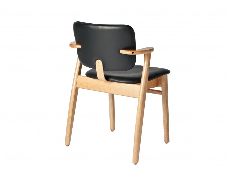 Artek Domus Stuhl mit schwarzem Leder und hellem Holzgestell, Ansicht von hinten.