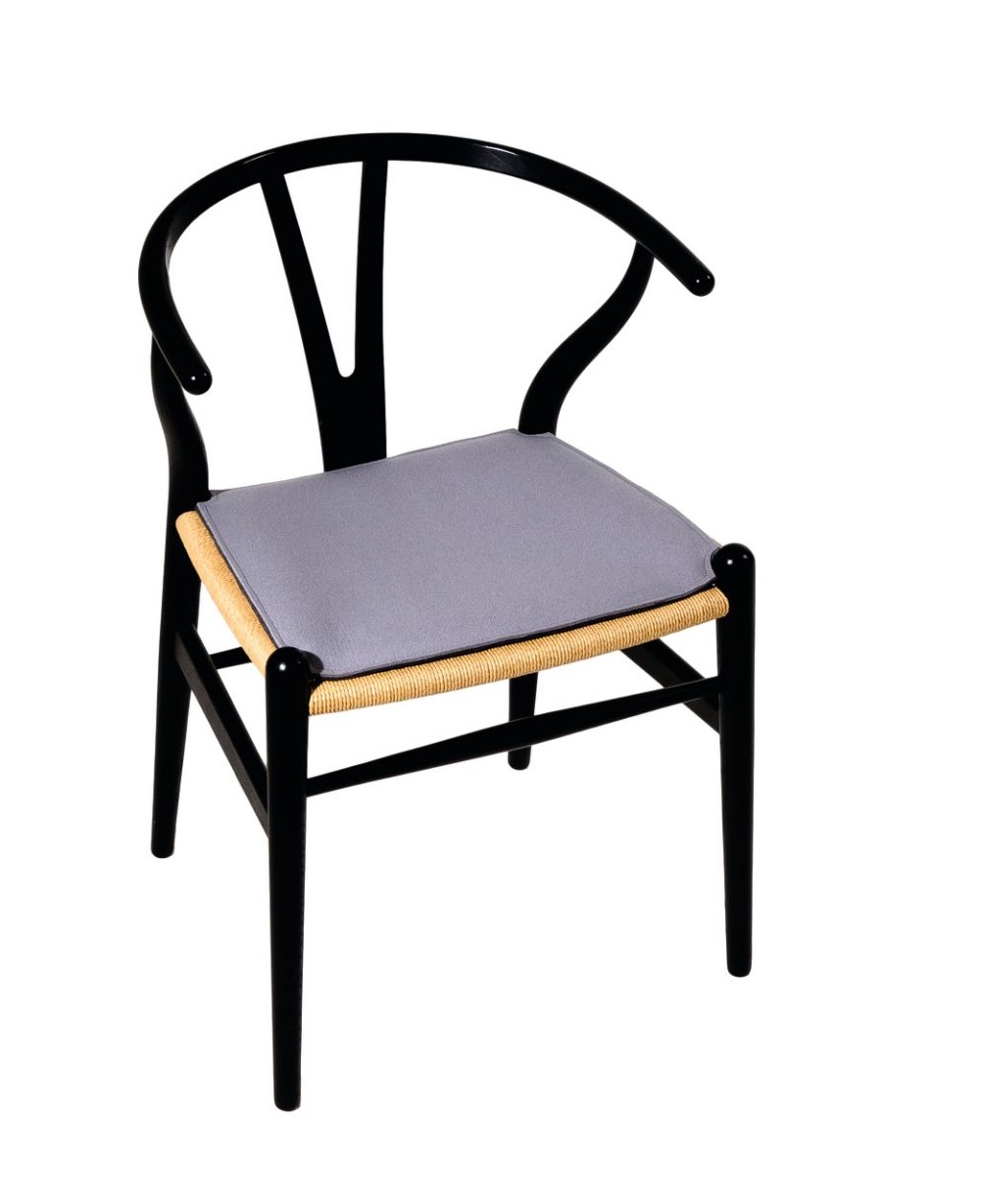 Schwarzer Wishbone Chair mit grauer Filz Sitzauflage "Parkhaus Berlin" für mehr Komfort.