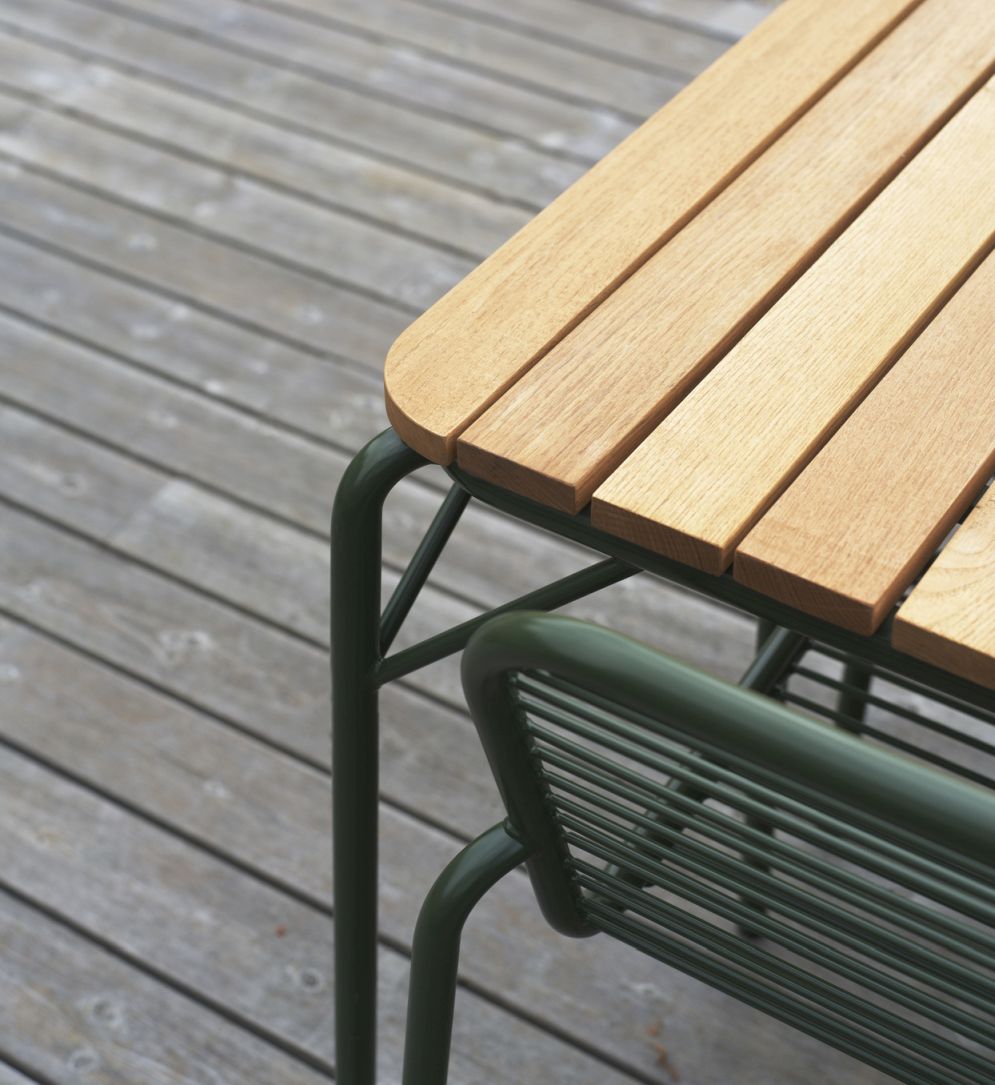 Detailaufnahme vom Normann Copenhagen Vig Tisch mit Holzplatte und grünem Metallgestell für den Außenbereich.