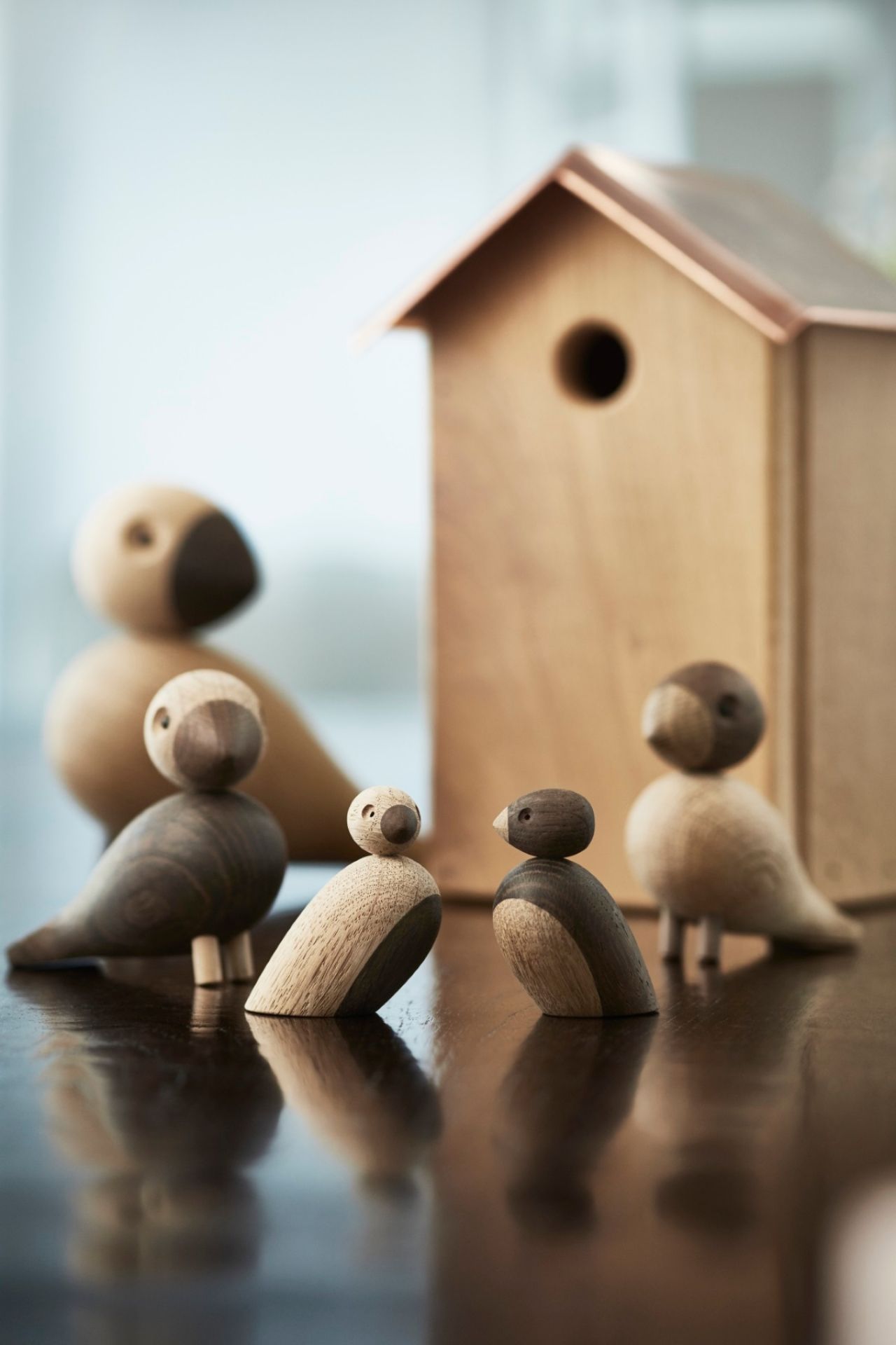 Holzfiguren Vögel und Vogelhaus aus Holz, dekorative Holztiere für die Inneneinrichtung, skandinavisches Design.