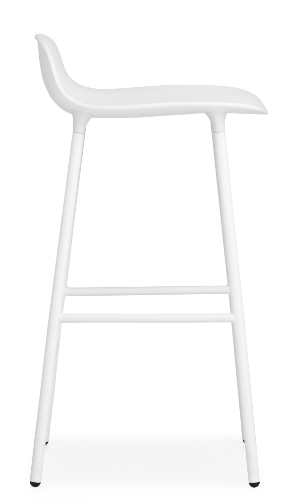Weißer Form Barstool Barhocker von Normann Copenhagen, Stahlgestell, Sitzschale aus Kunststoff, modernes Küchendesign.