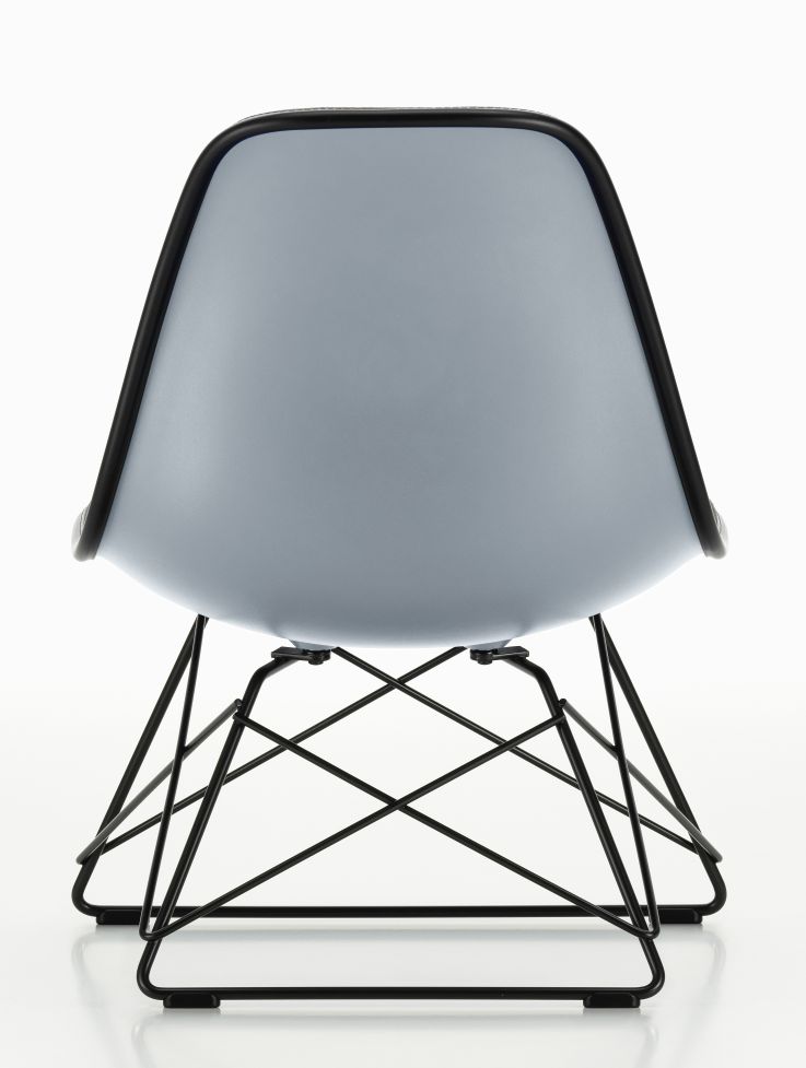 Rückansicht des hellgrauen Eames Plastic Side Chair LSR Stuhls von Vitra mit schwarzem Drahtgestell.