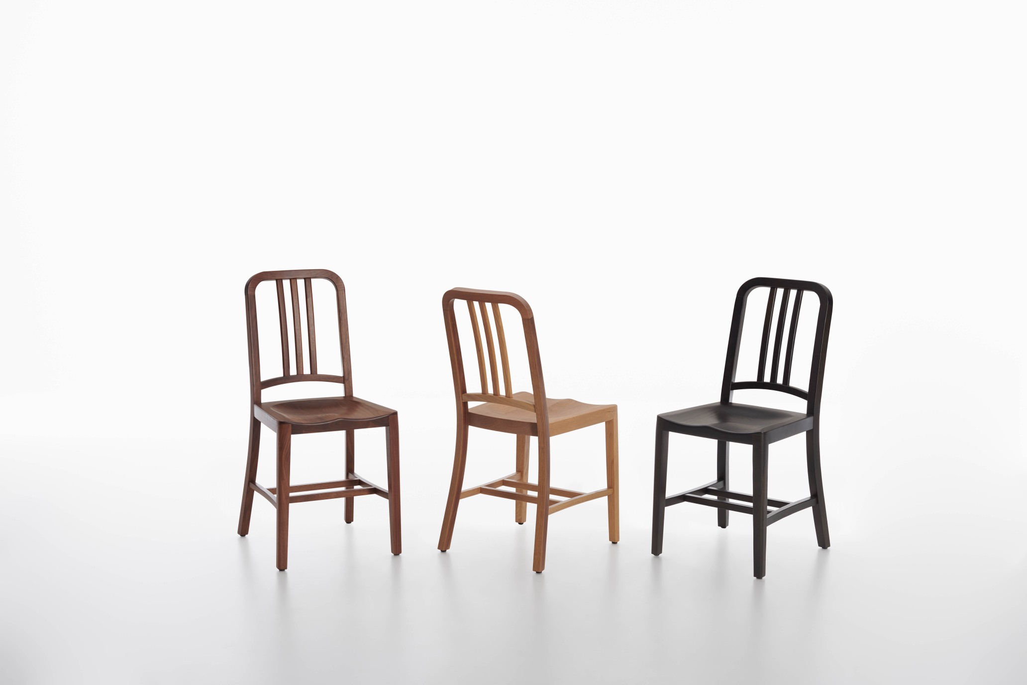 Drei Navy Wood Chairs Holzstühle von Emeco in Walnuss und anderen Holzfarben.