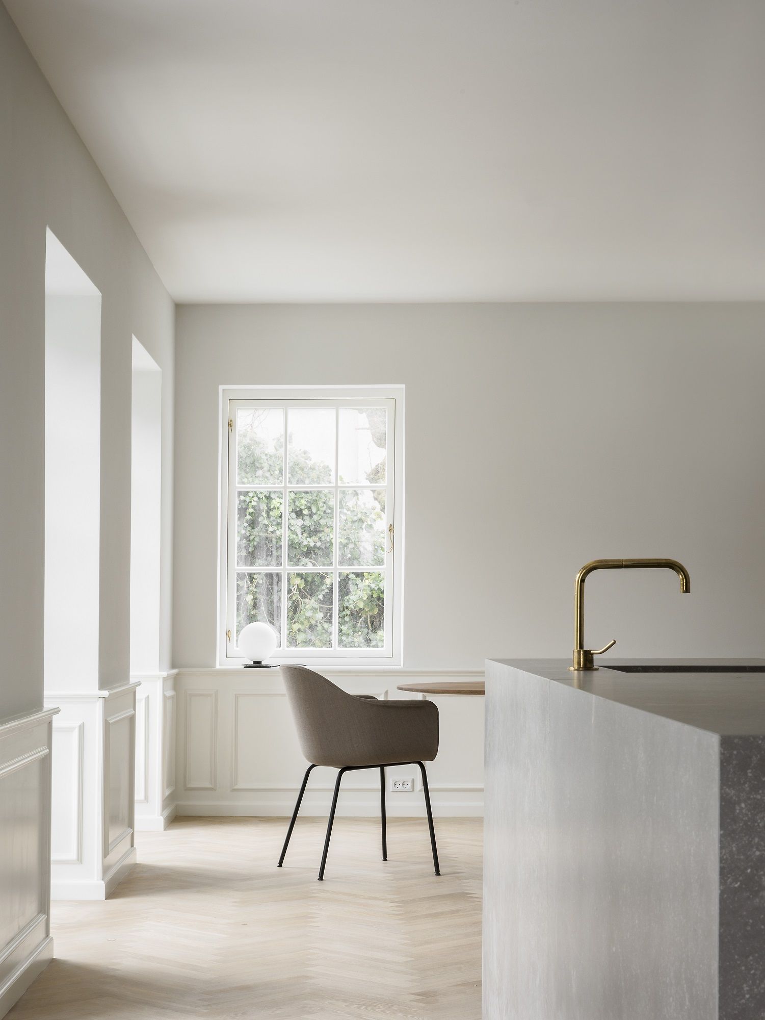 Moderner Harbour Dining Chair Stuhl von Audo Copenhagen in minimalistischer Küche mit Holzboden und Fenster.