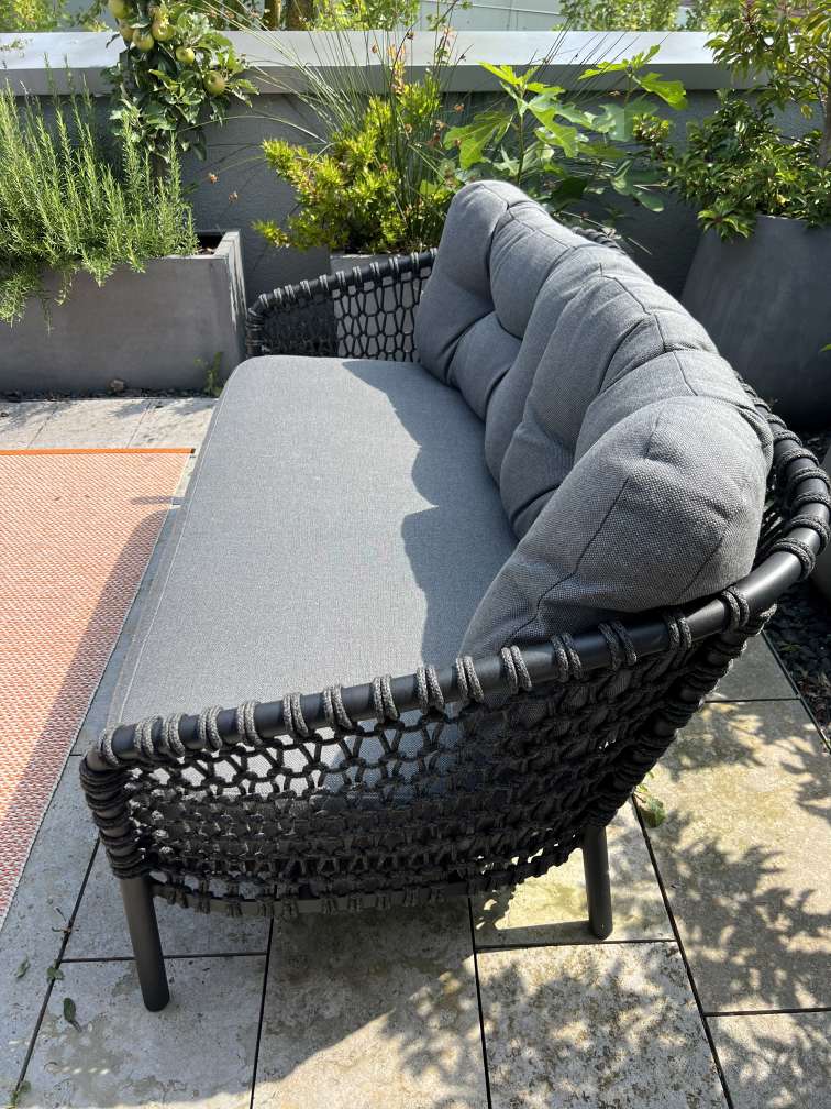Ocean Large 2-Sitzer Sofa in Dunkelgrau von Cane-Line, Outdoor Lounge Möbel mit Kissen.