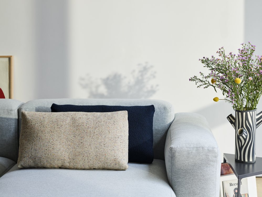 Nahaufnahme: Mags Soft Sofa mit beigen Kissen, modernes Design Sofa für Wohnzimmer.