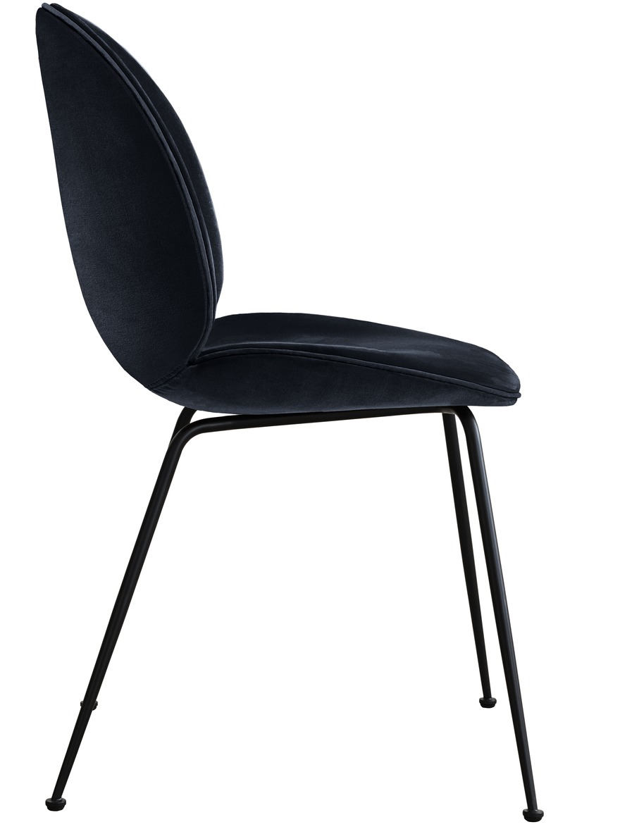 Beetle Chair mit Samtbezug in Dunkelblau, Gubi Stuhl mit schwarzen Metallbeinen, Seitenansicht.