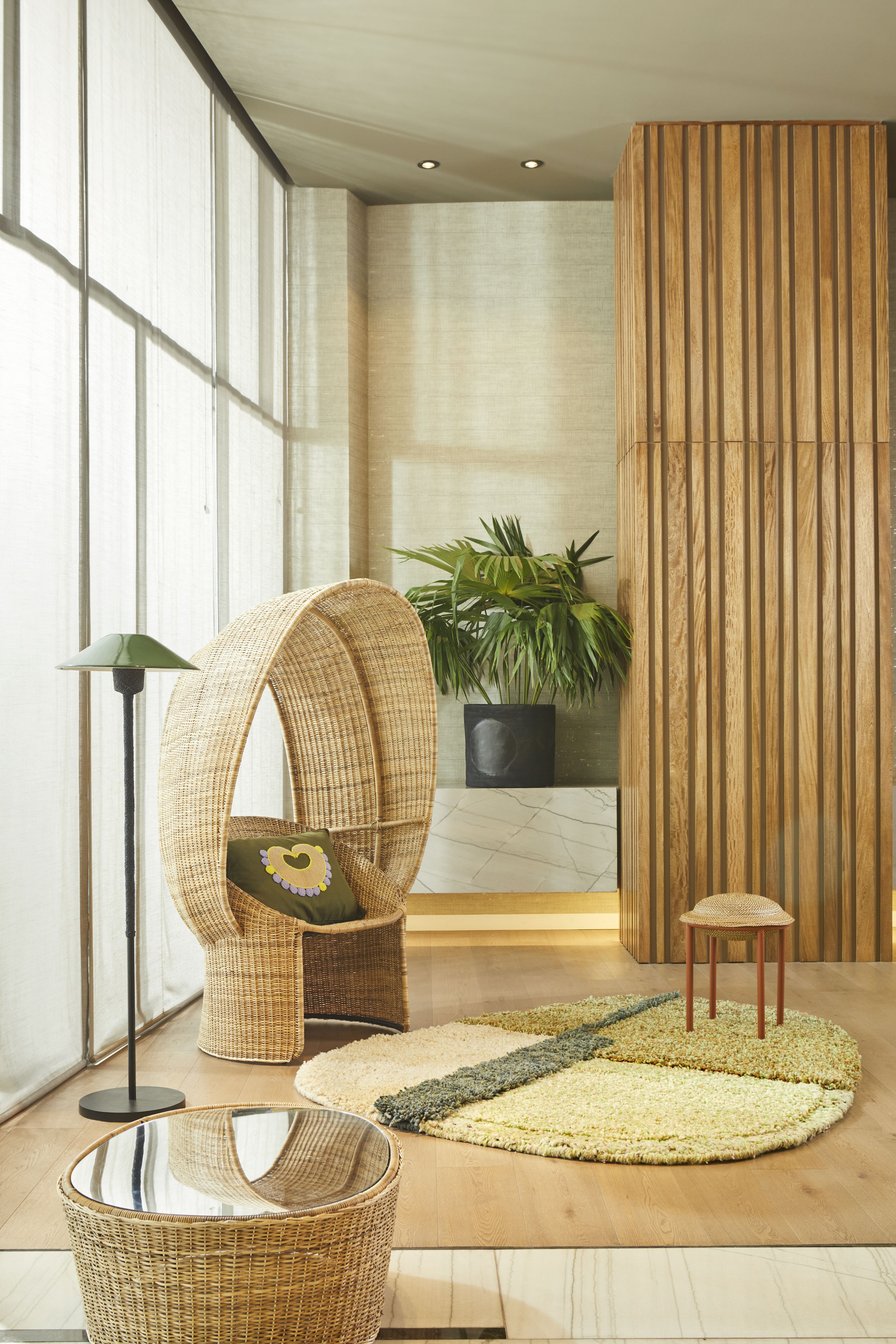 Nudo Teppich von ames, kleiner, runder Teppich in Beige und Grün im Wohnzimmer.