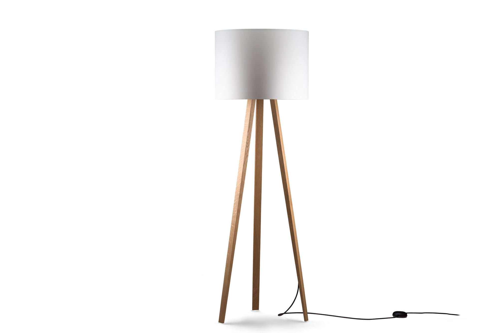 Luca Stand Stehleuchte von Maigrau: Moderne Stehlampe mit Eichenholz-Gestell und weißem Lampenschirm.