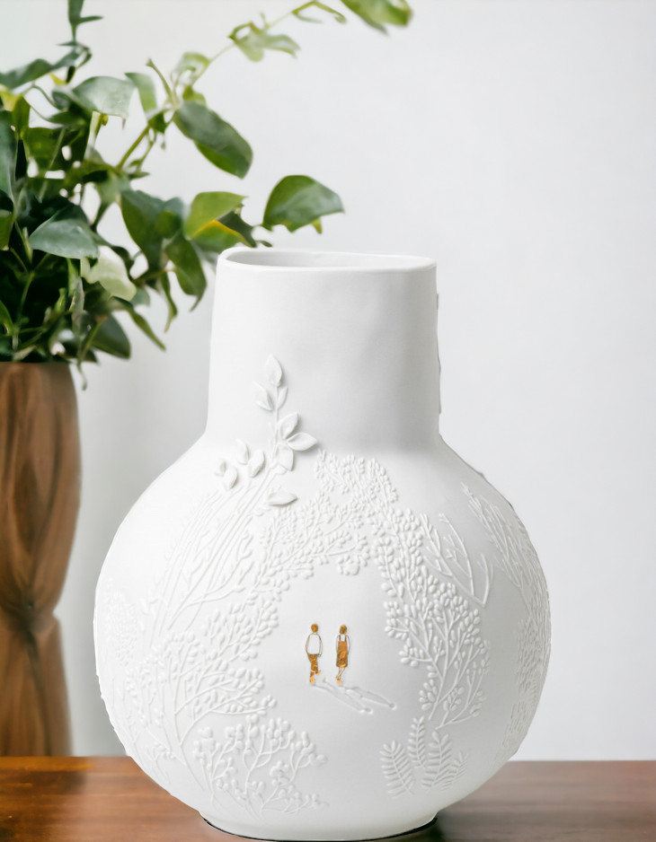 Weiße BG dankbar Vase "Parkspaziergang Räder" mit filigranem Relief eines Parks und zwei goldenen Figuren.