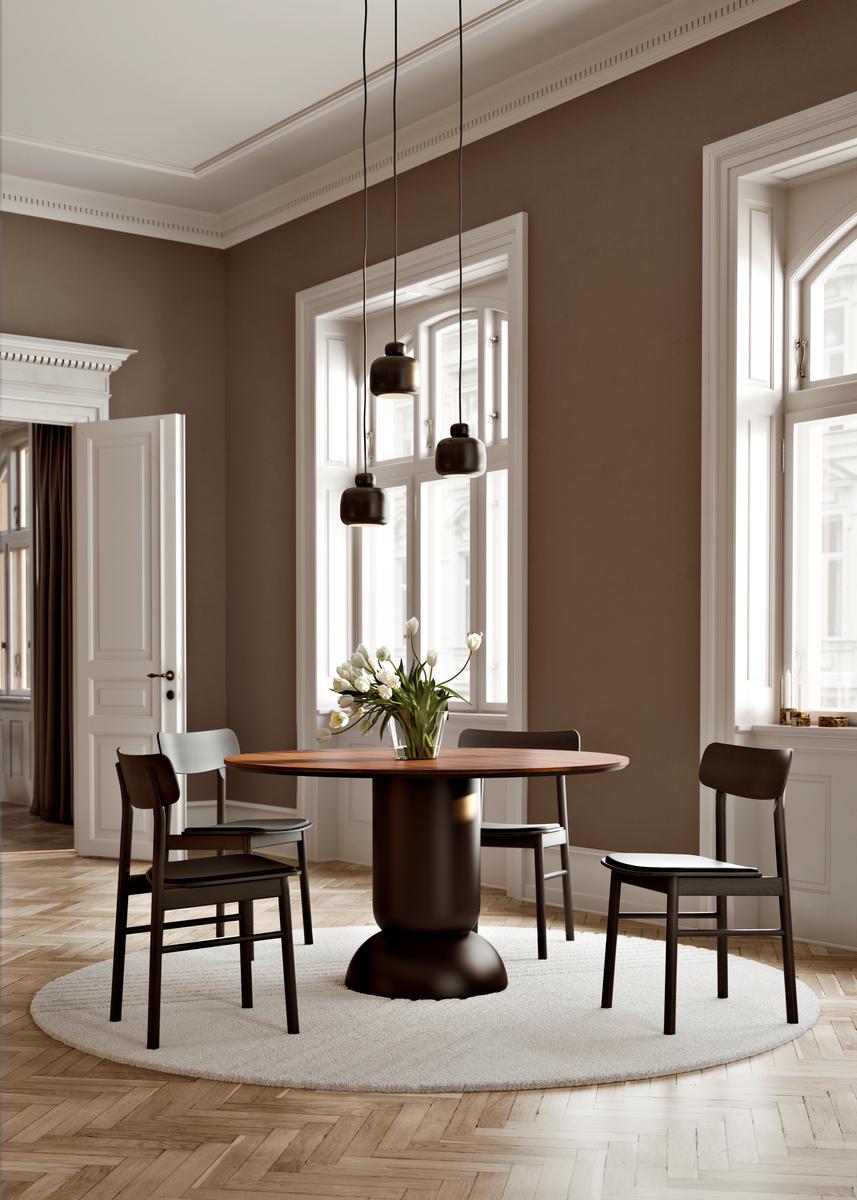 Runder, weißer Kyoto Teppich von Woud unter Esstisch mit Stühlen in modernem Interieur.