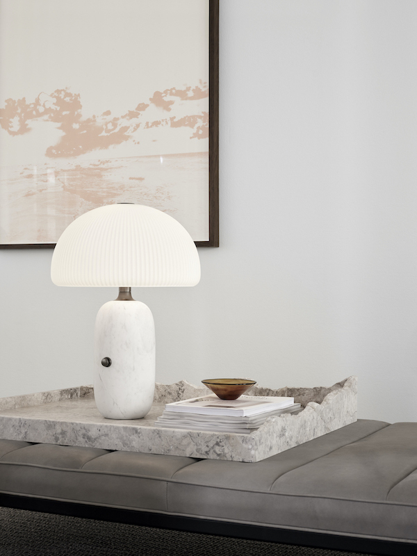 Nahaufnahme der Vipp Sculpture Tischlampe aus Marmor mit geripptem Schirm auf einem Tablett.