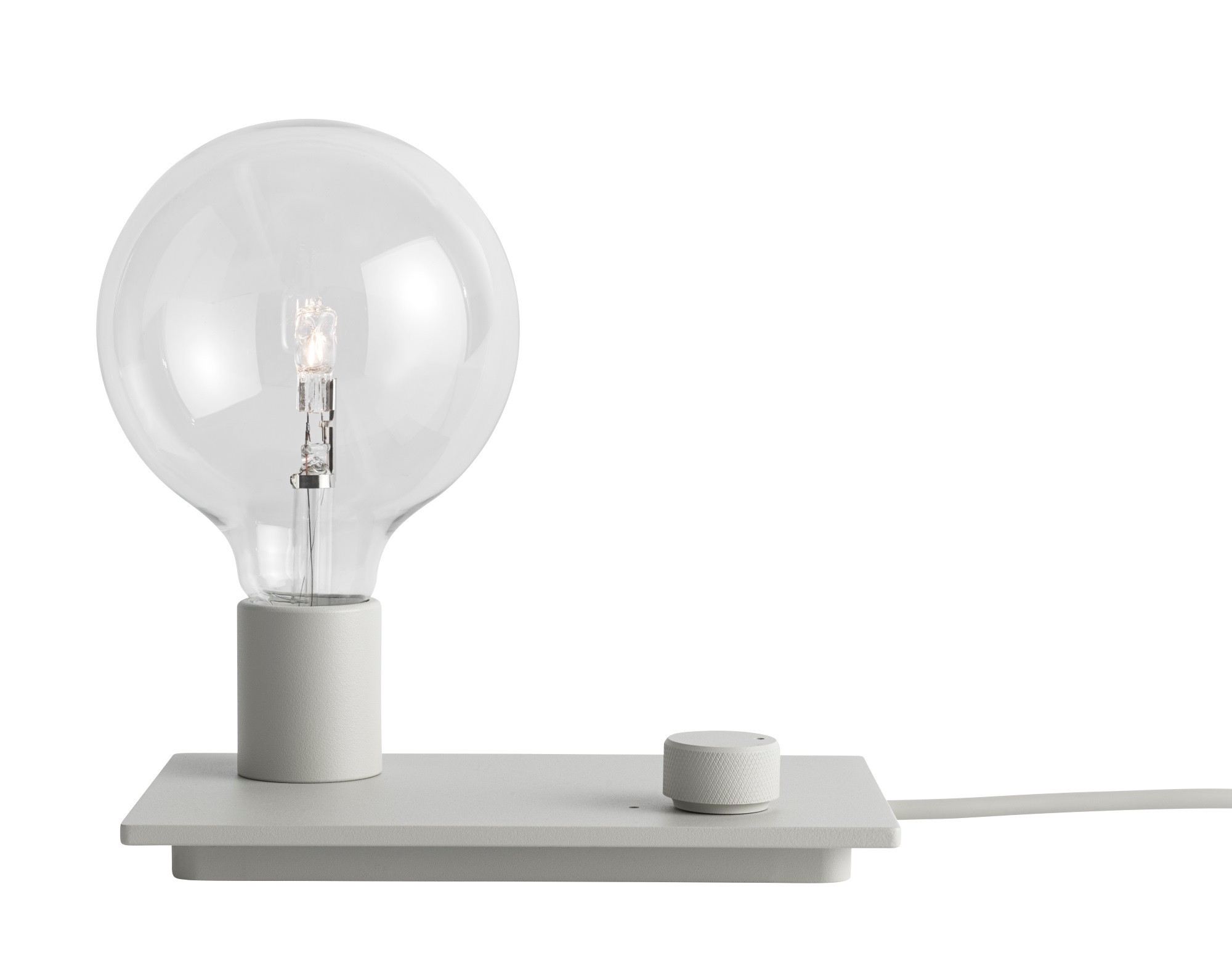 Helle Control Tischleuchte von Muuto mit Dimmer und großer Glühbirne auf grauem Sockel.