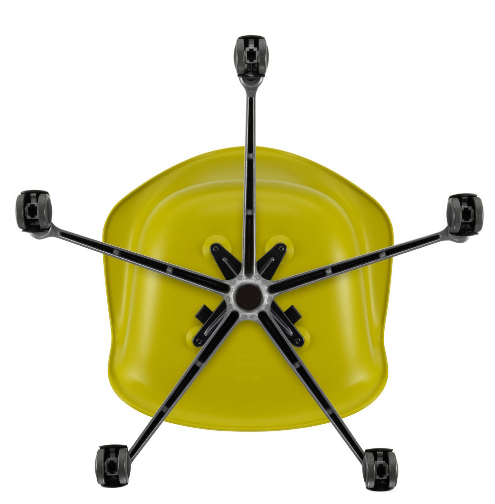Ansicht von unten des gelben Vitra Eames Plastic Arm Chair PACC Stuhls mit schwarzem Rollfußkreuz.
