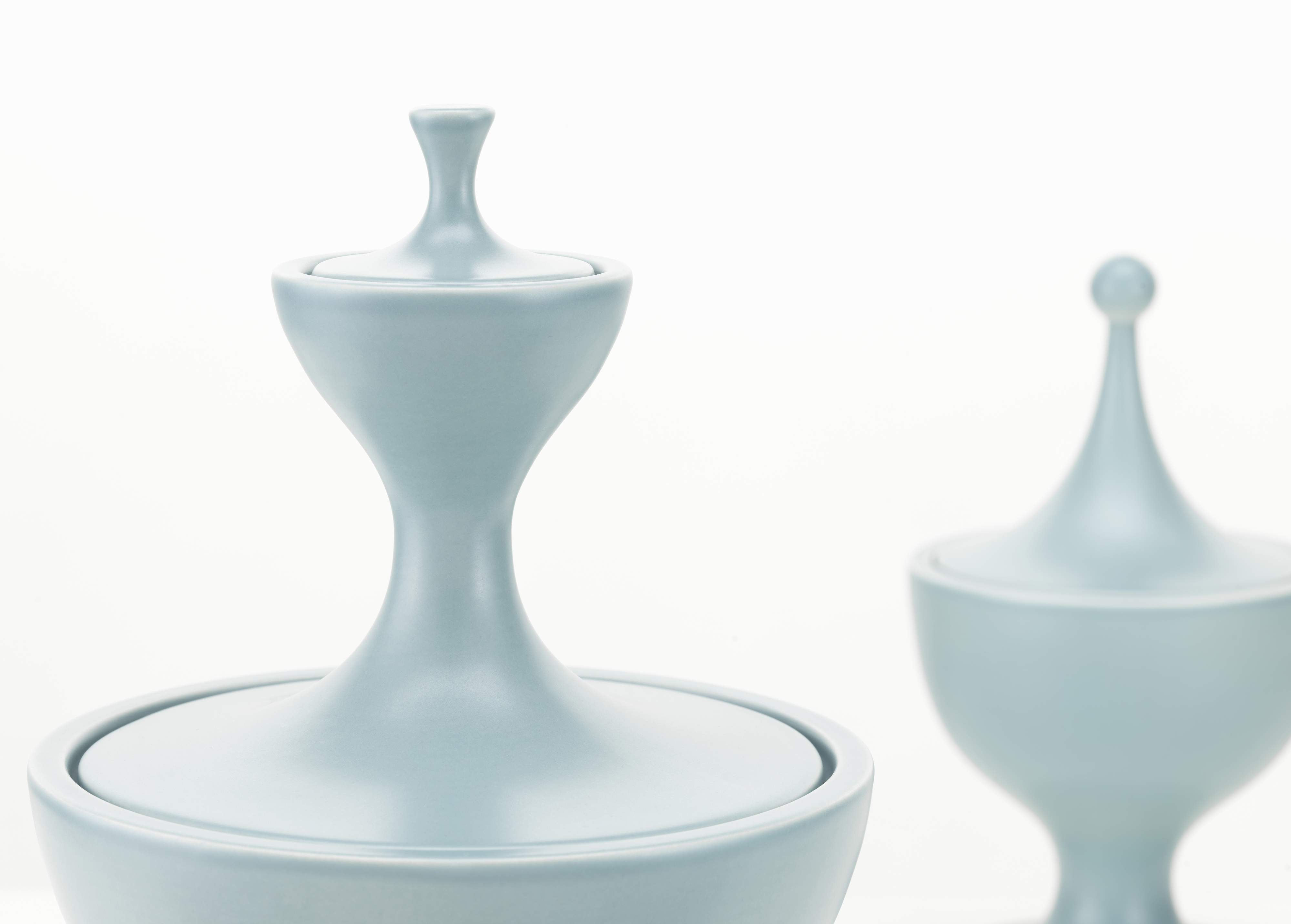 Zwei hellblaue Keramikbehälter mit Deckel, Vitra-Design, für Küche oder Dekoration.