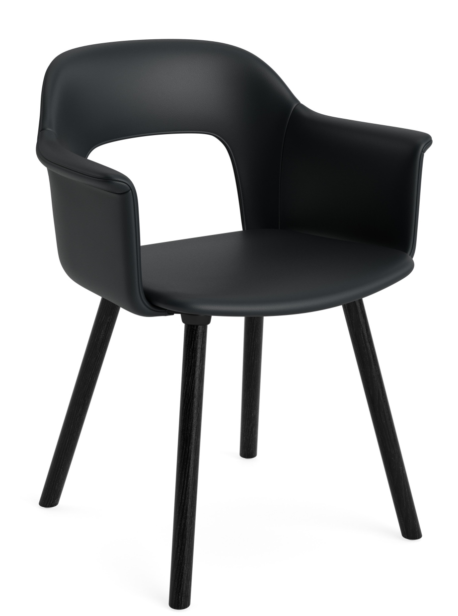Schwarzer Layout Armchair 224 Armlehnstuhl von Hay mit Sitzschale aus Polypropylen und Holzbeinen.