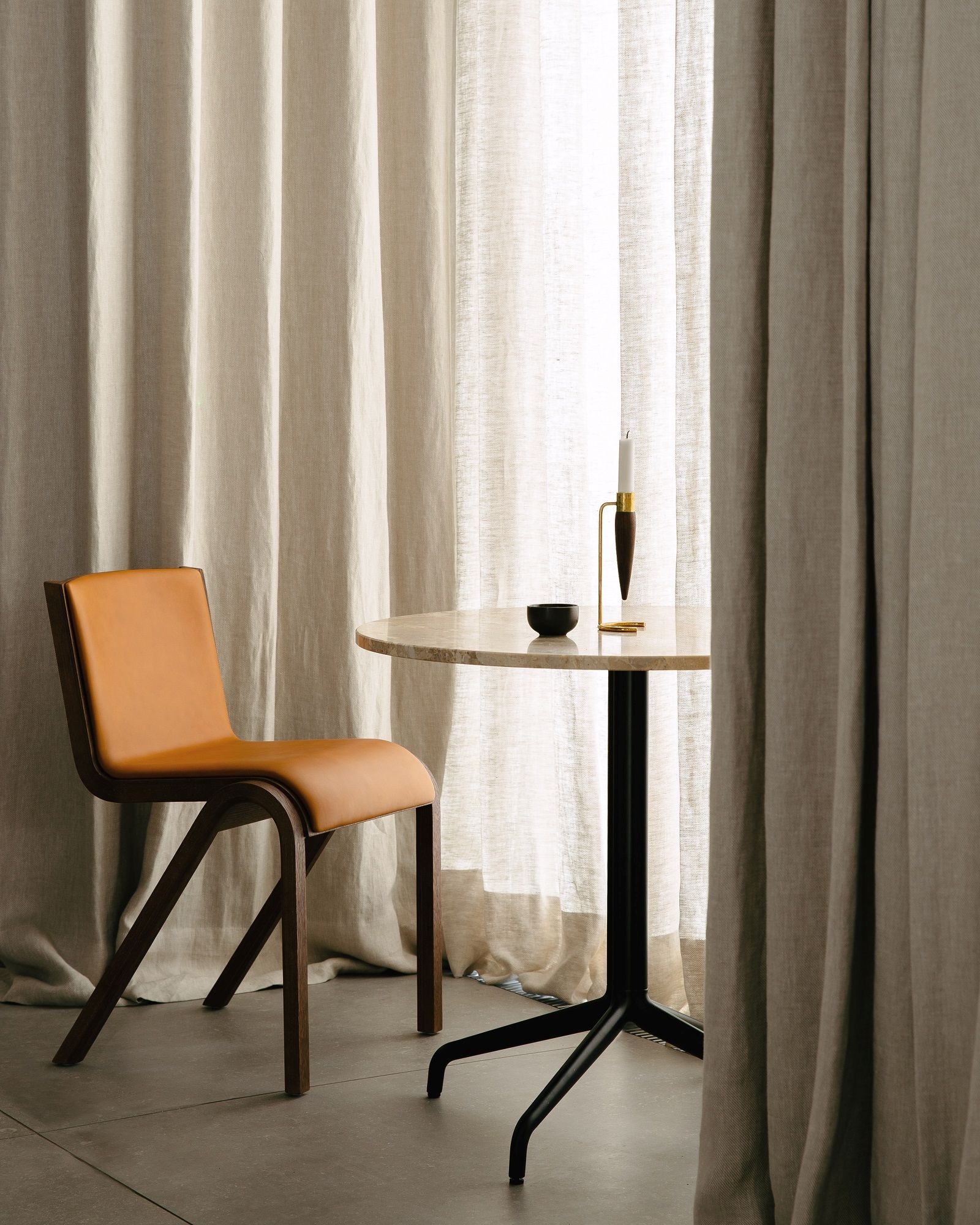 Ready Dining Chair von Audo Copenhagen, vollgepolsterter Stuhl mit braunem Lederbezug und Holzbgestell.