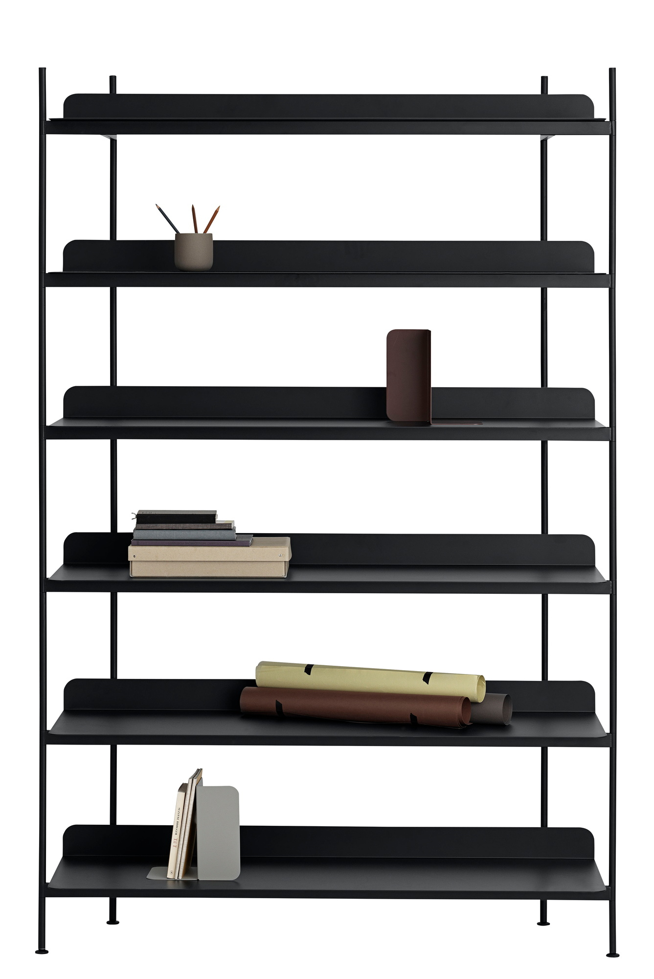 Schwarzes Muuto Compile Regalsystem mit sechs Regalböden und verschiedenen Dekorationsgegenständen für Wohnzimmer oder Büro.