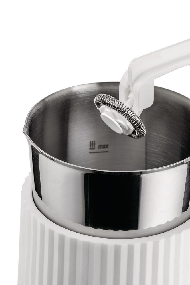 Alessi Plissé Milchaufschäumer: Innenansicht der Edelstahlkanne mit Milchaufschäumer-Aufsatz. Ideal für cremigen Milchschaum.