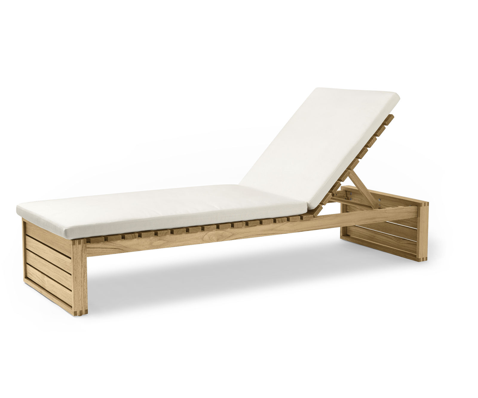 Bodil Kjaer Sonnenliege mit beigem Sitzkissen für Outdoor-Bereich von Carl Hansen & Søn.
