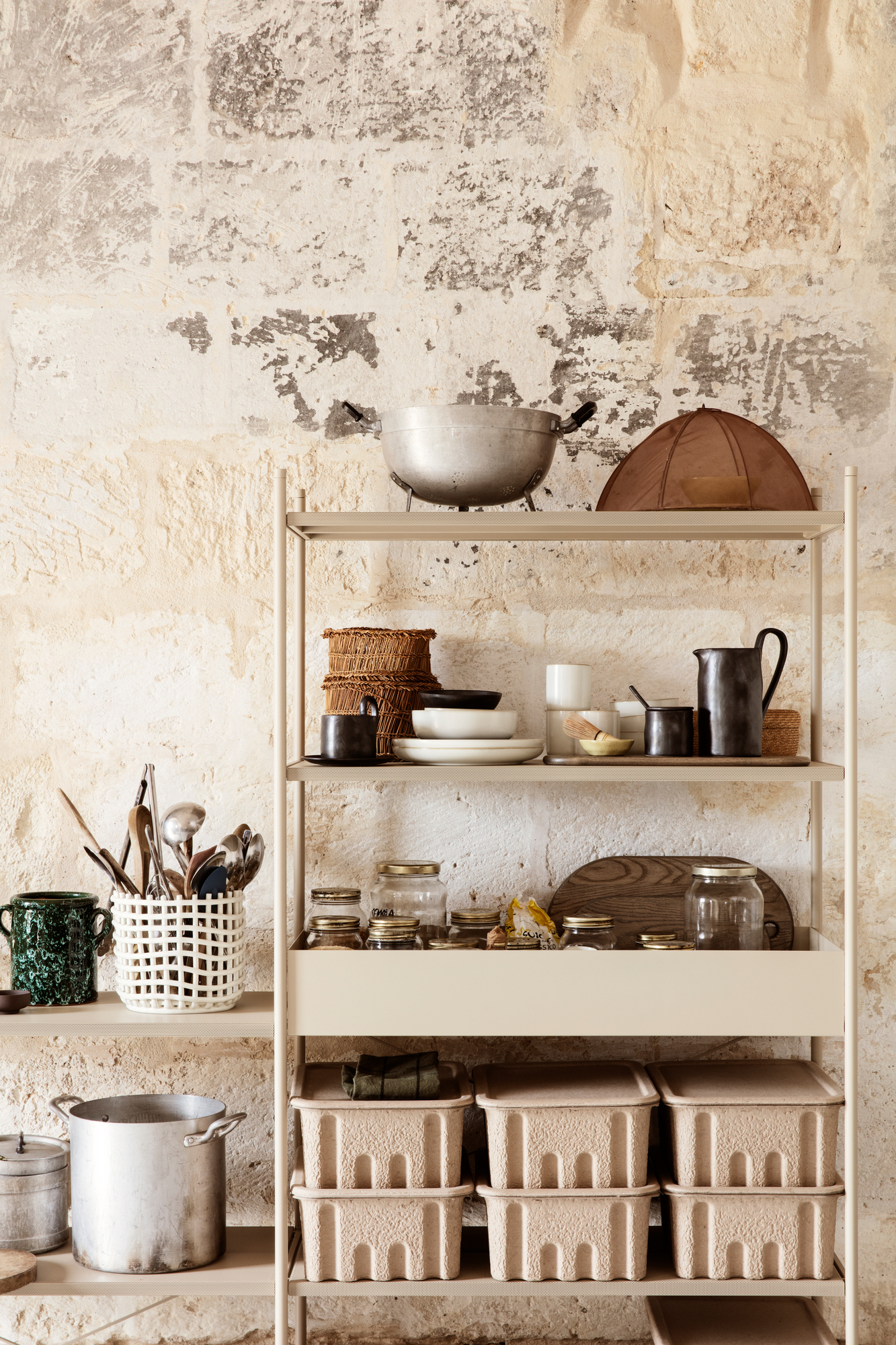 Detailaufnahme eines Regals mit Küchenutensilien und dem Ceramic Basket Keramik Korb von Ferm Living als Utensilienhalter.