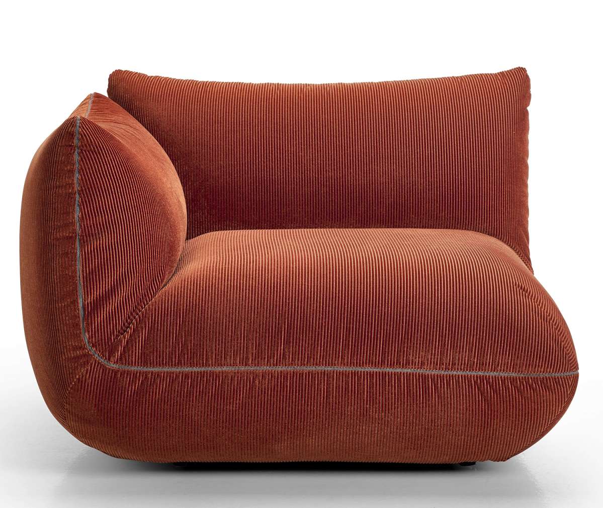 Nahaufnahme des Jalis 21 Modulsofas von Cor in Kordoptik, Farbe Rostrot, mit Armlehne.