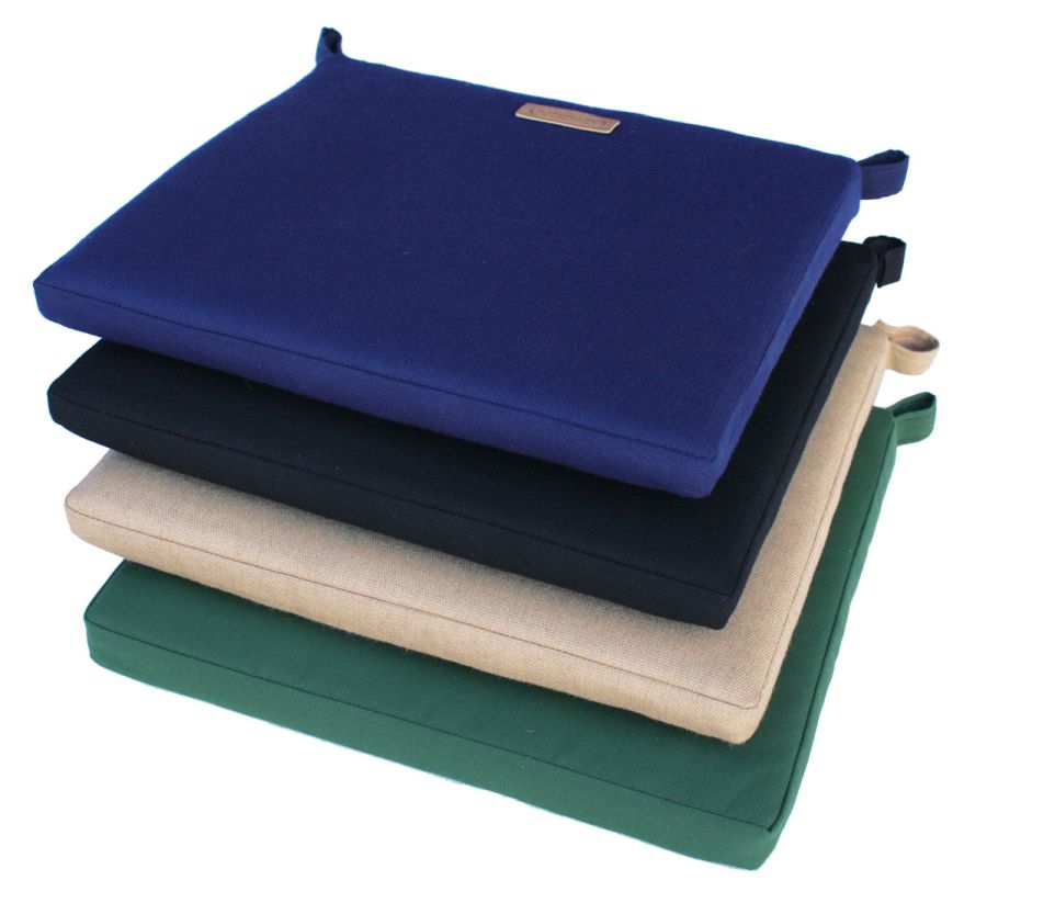 Stapel Grythyttan Stalmöbler Sitzkissen für Armlehnstuhl A2 in Blau, Schwarz, Beige und Grün.