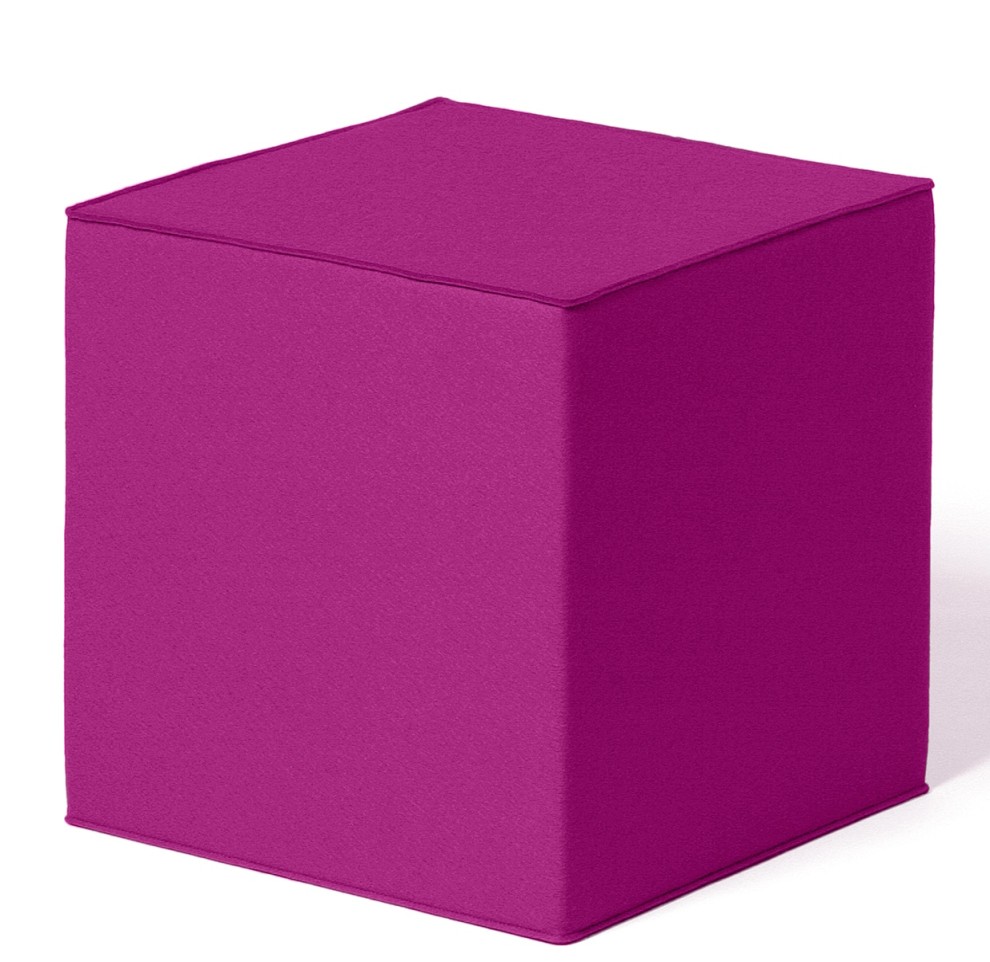 Quart Sitzmöbel von HEY-SIGN: Moderner, purpurroter Sitzwürfel aus Filz, ideal als Hocker oder Beistelltisch.