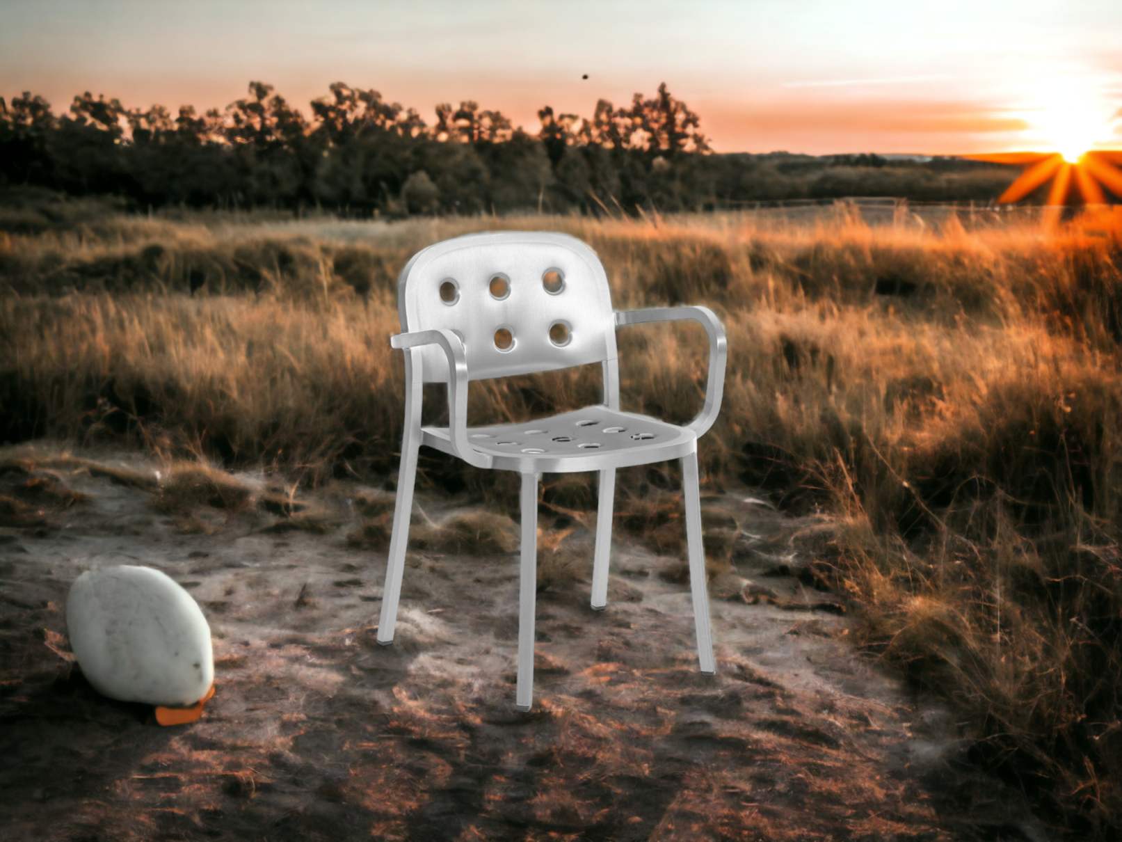 Emeco 1 Inch Armchair: Moderner Aluminium Armlehnenstuhl mit Löchern in Sitzfläche und Rückenlehne.