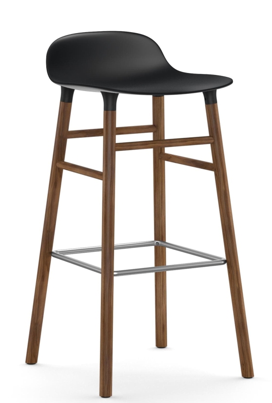 Normann Copenhagen Form Barhocker, 75 cm hoch, mit schwarzer Sitzfläche und Holzbeinen.