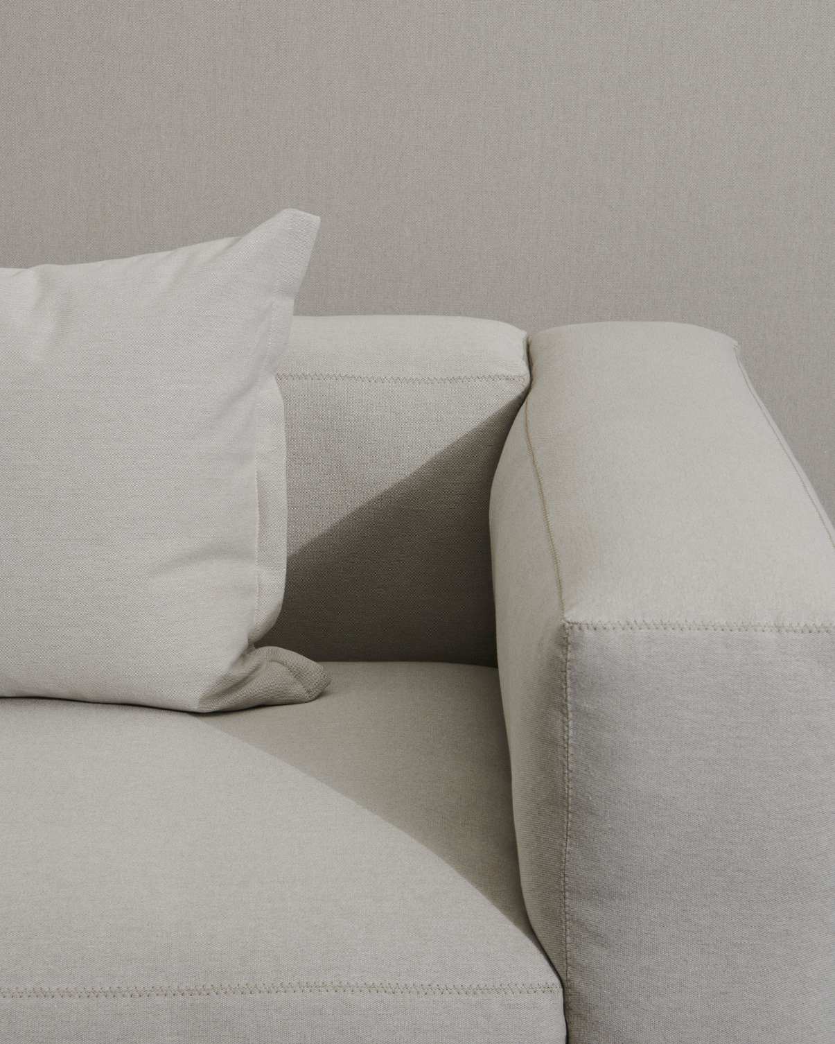 Detailaufnahme des Mags Soft Sofa, 2,5-Sitzer, Tartaglia Stoff in Grün/Weiß mit beigem Stich.