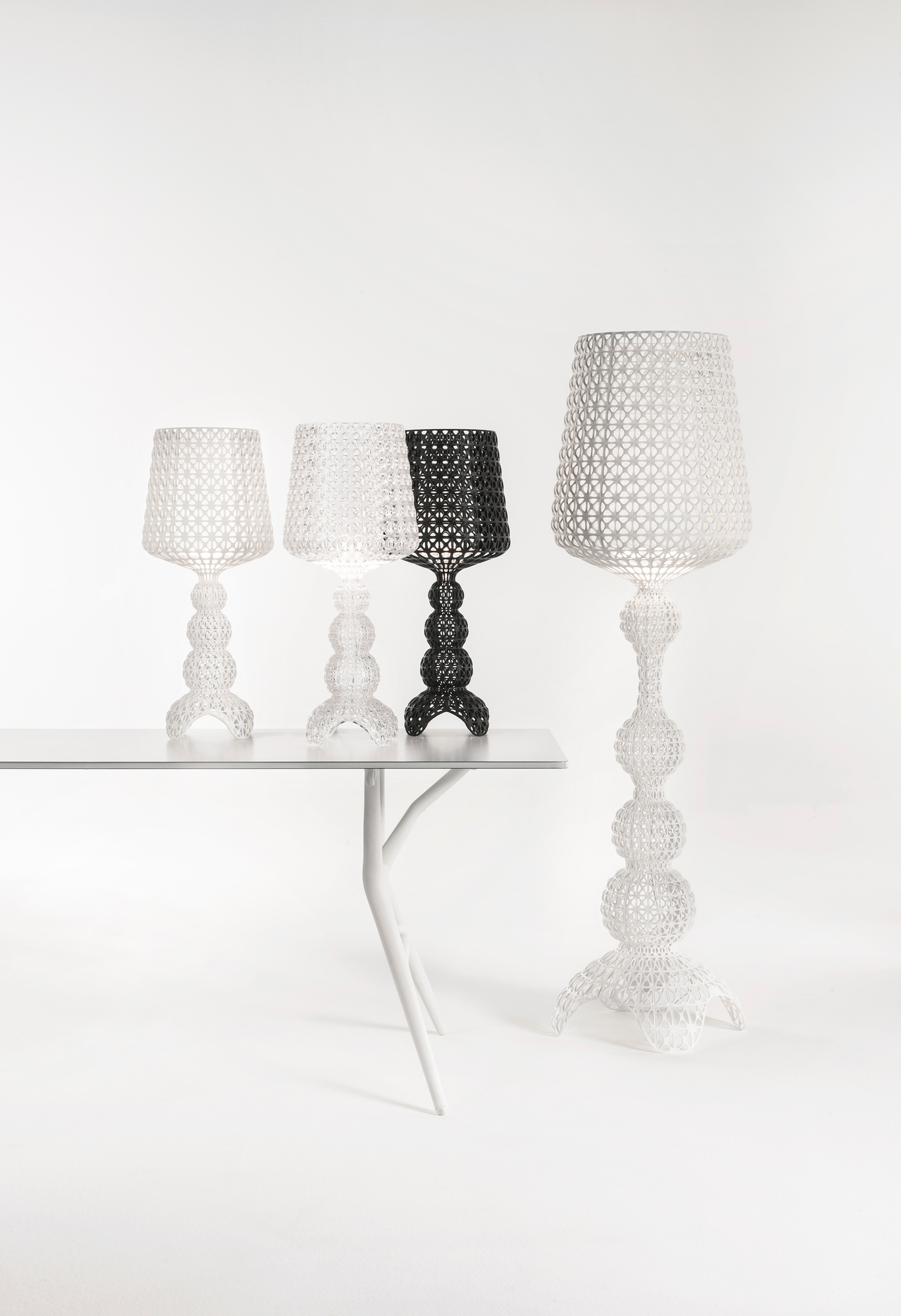Mini Kabuki Tischleuchte von Kartell, glasklar und schwarz, auf einem Tisch. Designleuchte.