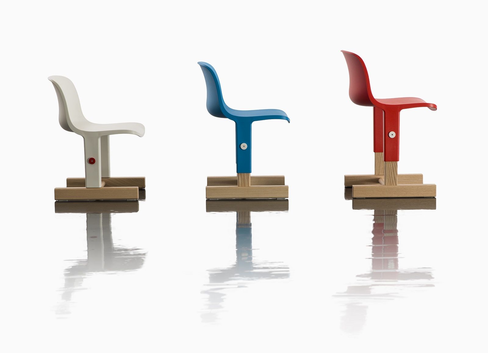 Magis Little Big Chair Kinderstuhl, höhenverstellbar, in Weiß, Blau und Rot auf glänzendem Untergrund.