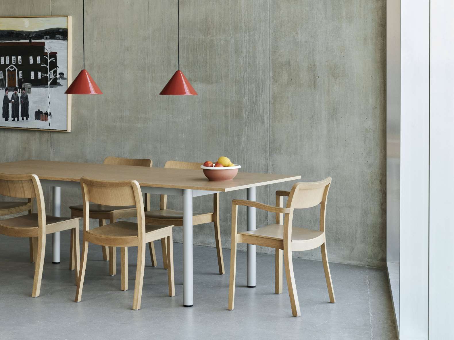 Annex Table Overhang Esstisch von Hay mit Holzstühlen und roter Pendelleuchte vor einer Betonwand.