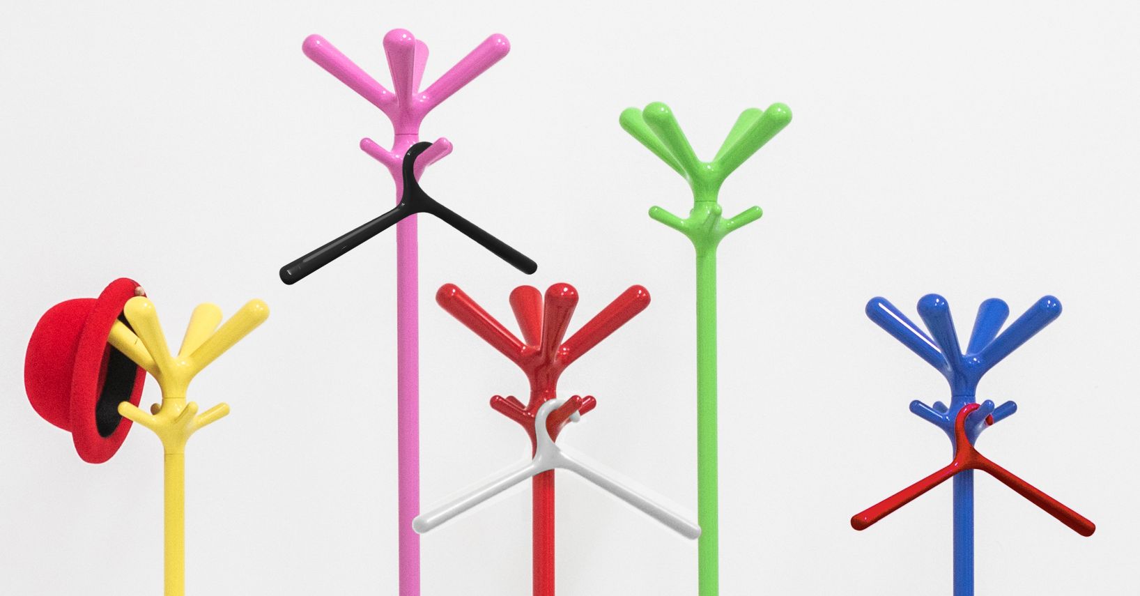 Farbenfrohe Pop Kleiderständer von Rexite, Garderobenständer in Pink, Gelb, Rot, Grün und Blau mit Hüten und Kleiderbügeln.