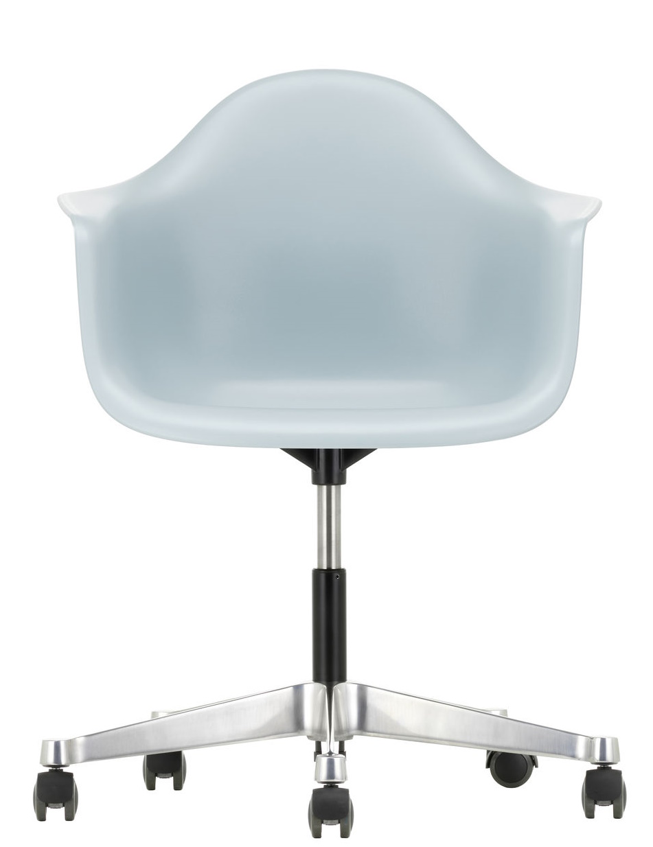 Vitra Eames Plastic Arm Chair PACC in Hellblau mit Rollen und silbernem Fußkreuz.