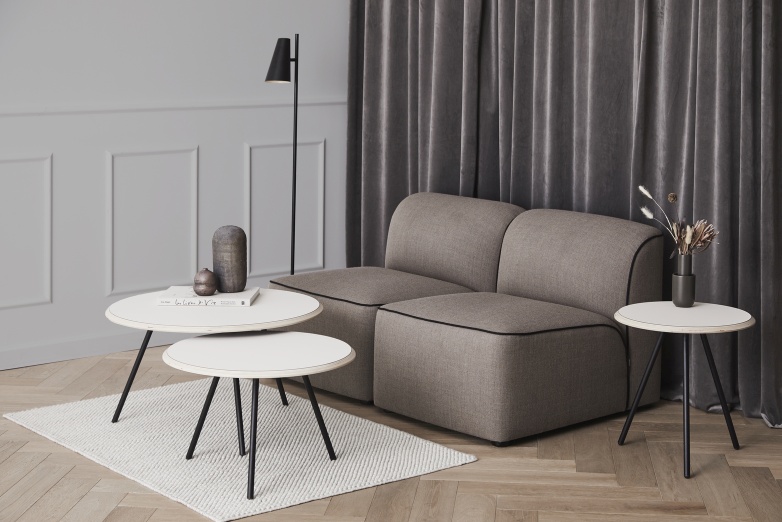 Dunkelgrauer Tact Rug Teppich von Woud (90x140 cm) im Wohnzimmer mit Couchtisch und Sofa.