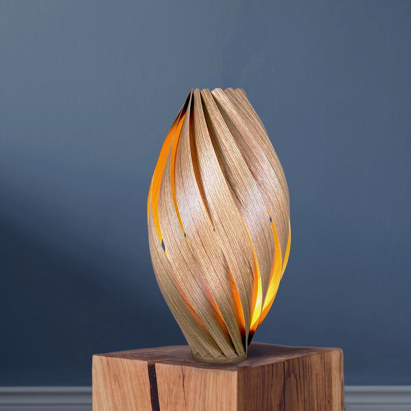 Ardére Stehleuchte aus Eiche, 50 cm hoch, mit warmem Lichtschein auf Holzsockel.