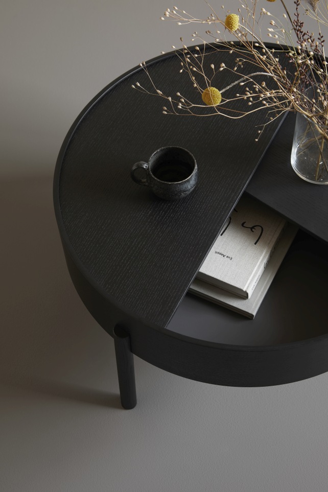 Schwarzer Arc Couchtisch von Woud, runder Beistelltisch mit Ablage für Bücher und Dekoration.